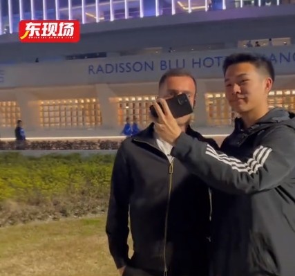 塞爾吉尼奧現(xiàn)身上海八萬人體育場，并與球迷親切打招呼合影