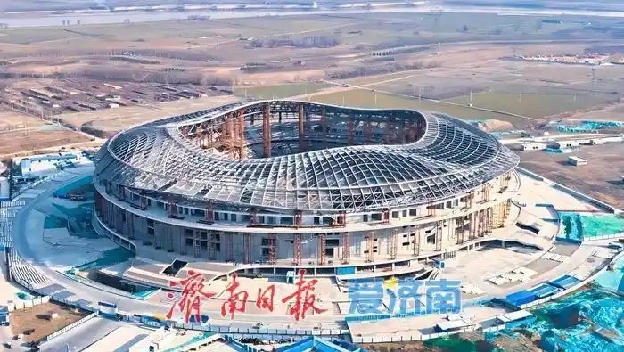 魯媒：戴上1.6萬(wàn)噸“鋼鐵巨冠”，黃河體育中心球場(chǎng)完成屋蓋施工