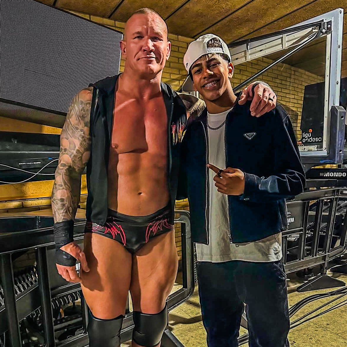 小心RKO！亞馬爾現場觀戰(zhàn)WWE，和奧爾頓、Triple H等合影