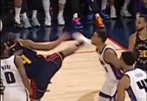 抬腳過高踢到了對手下巴！NBA官方：穆迪這一動作被判1級惡犯