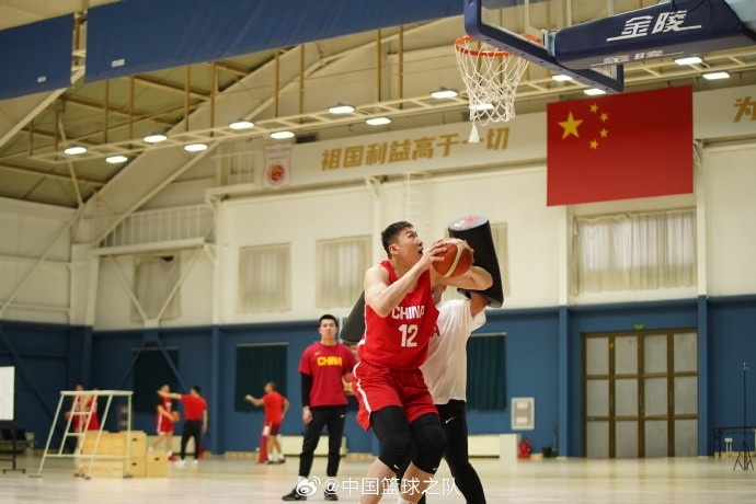中國籃球之隊官博：大塊頭 大能量 祝李炎哲25歲生日快樂！