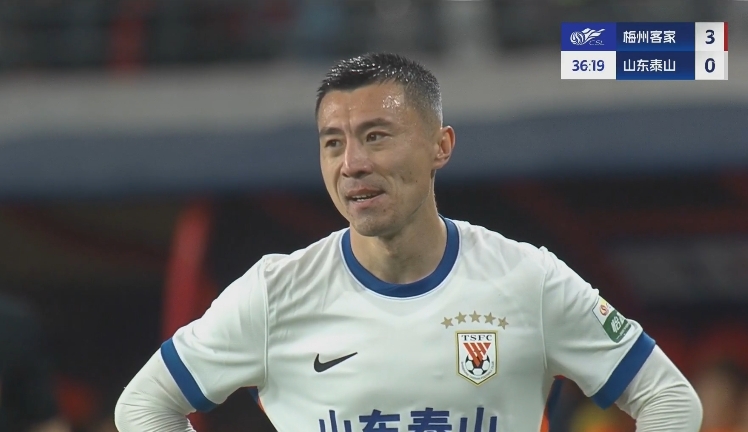 34分鐘0-3落后！36歲鄭錚苦笑36歲大雷沮喪 替補(bǔ)席黃政宇神態(tài)輕松