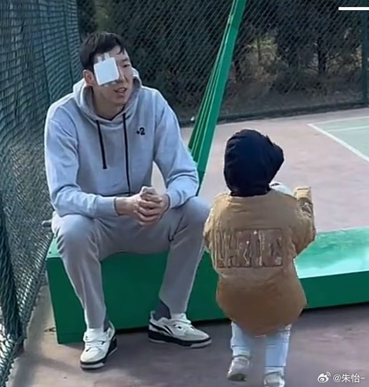 顧家好男人！記者曬出周琦手術(shù)后回歸家庭帶娃照片