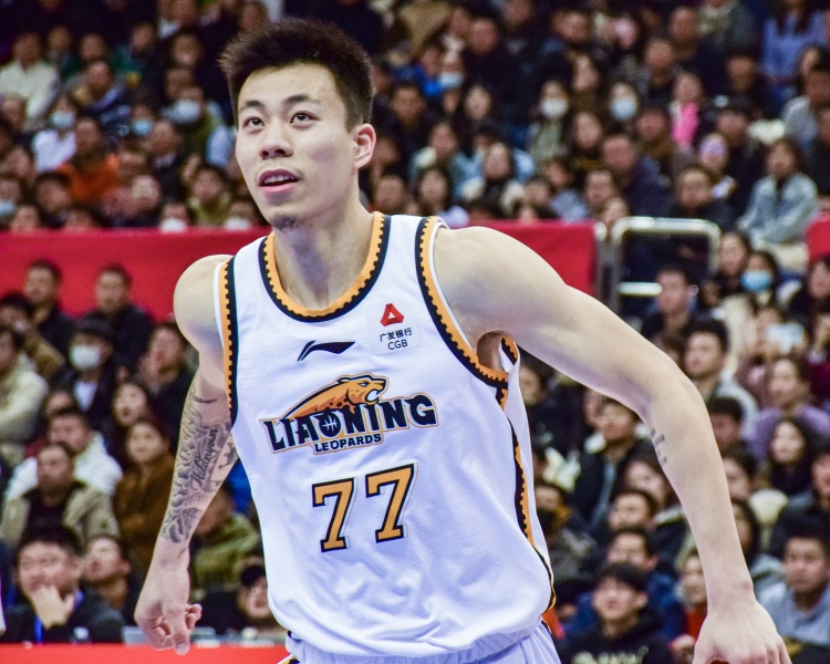 狀態(tài)復蘇！張鎮(zhèn)麟上半場11投7中&三分4中1 拿到15分4板4助2斷