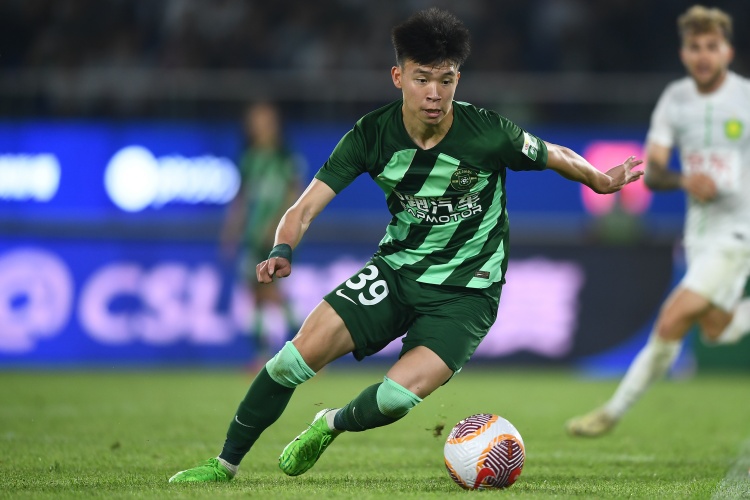 打幾分？浙江小將王鈺棟半場數(shù)據(jù)：觸球19次，2次射門0射正