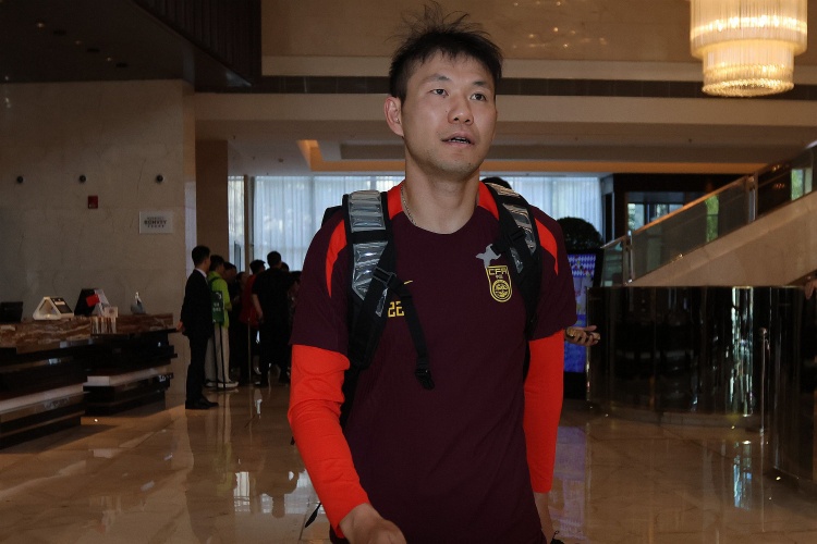 李源一3次助攻位居助攻榜榜首，李璇：再看伊萬發(fā)言覺得有種錯(cuò)亂