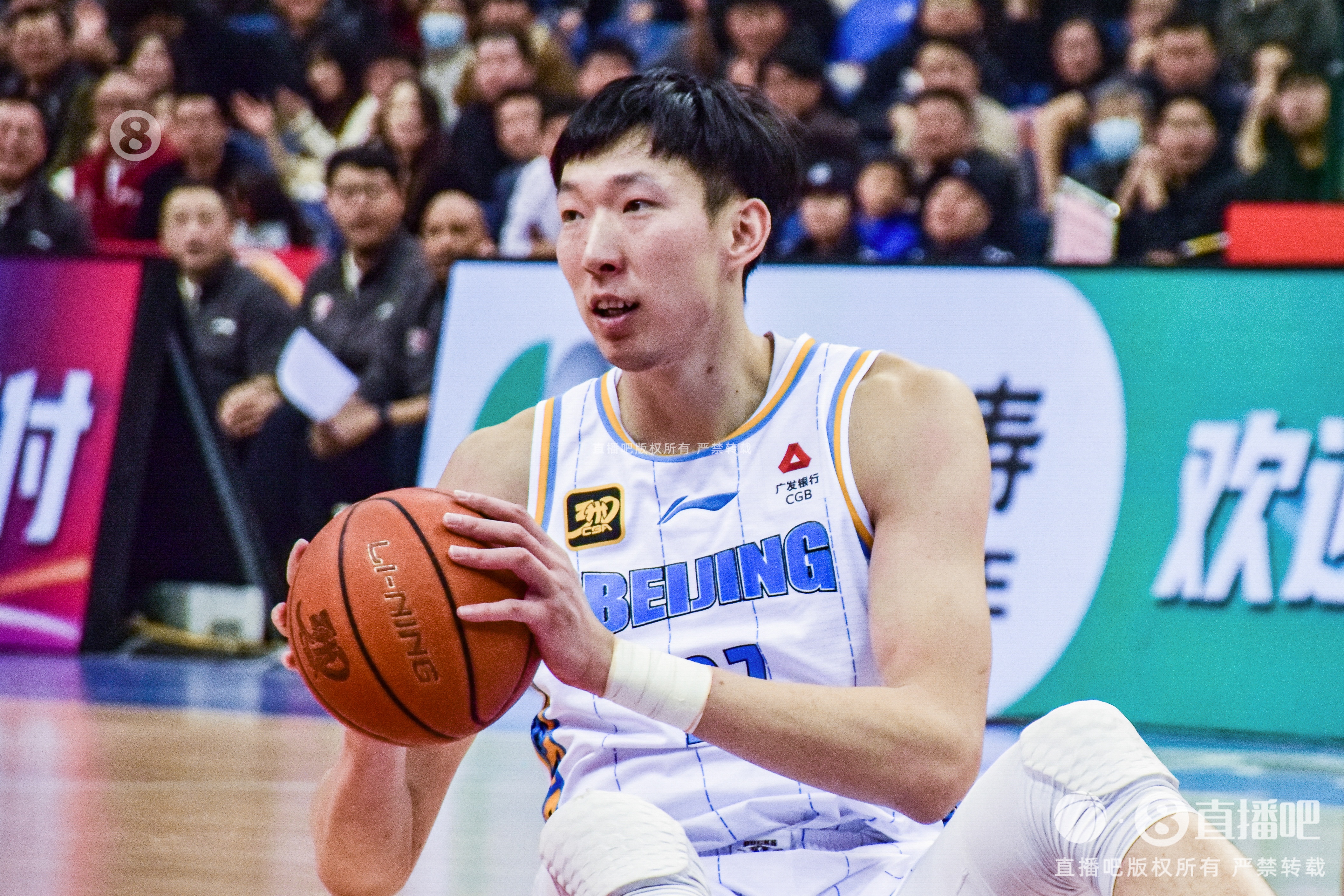定海神針！周琦內(nèi)線攻防在線 半場6中5貢獻(xiàn)12分6籃板2蓋帽