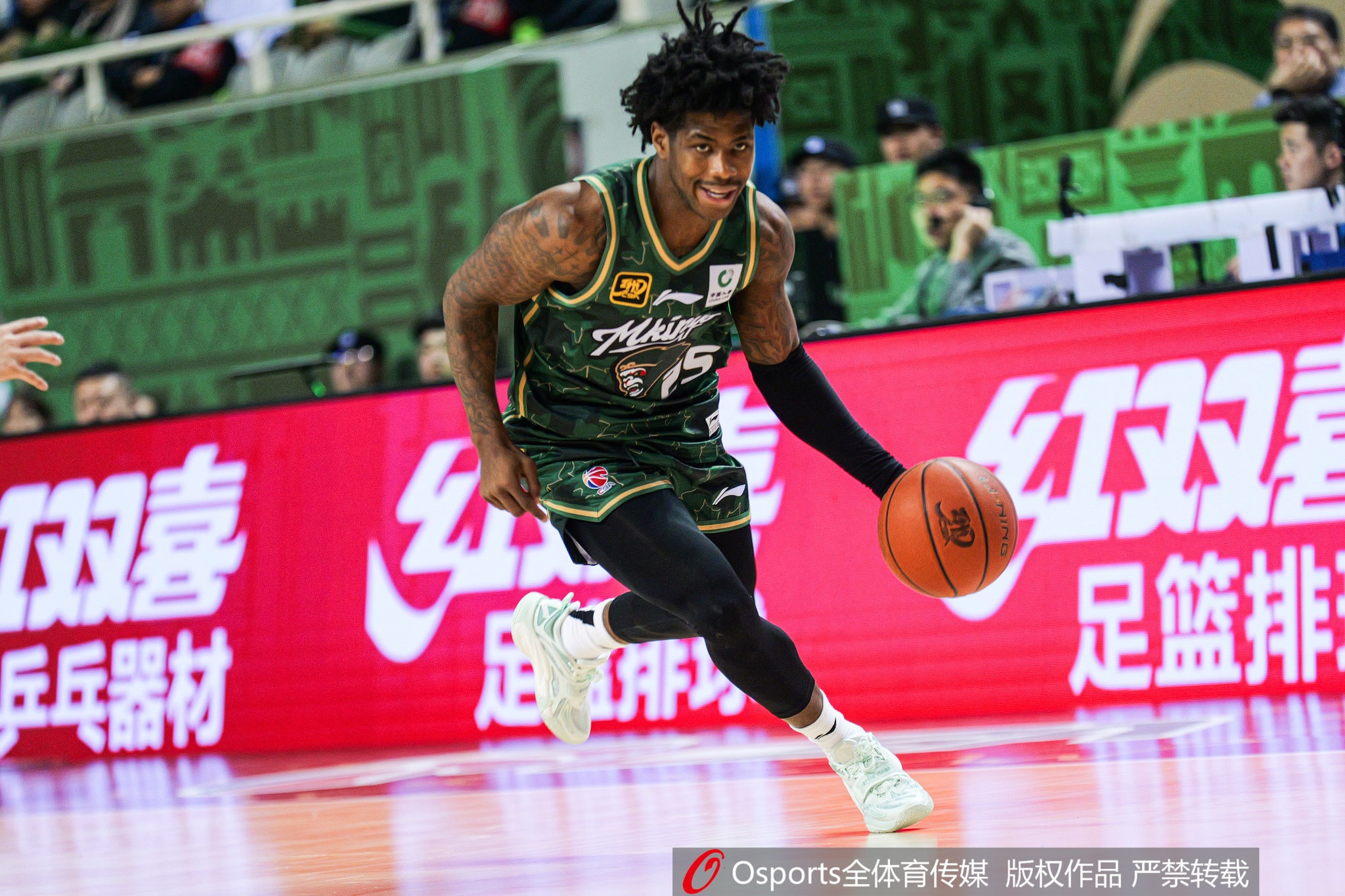 這外援猛得很！肯德里克-戴維斯16投12中&罰球18中15砍43分6板9助